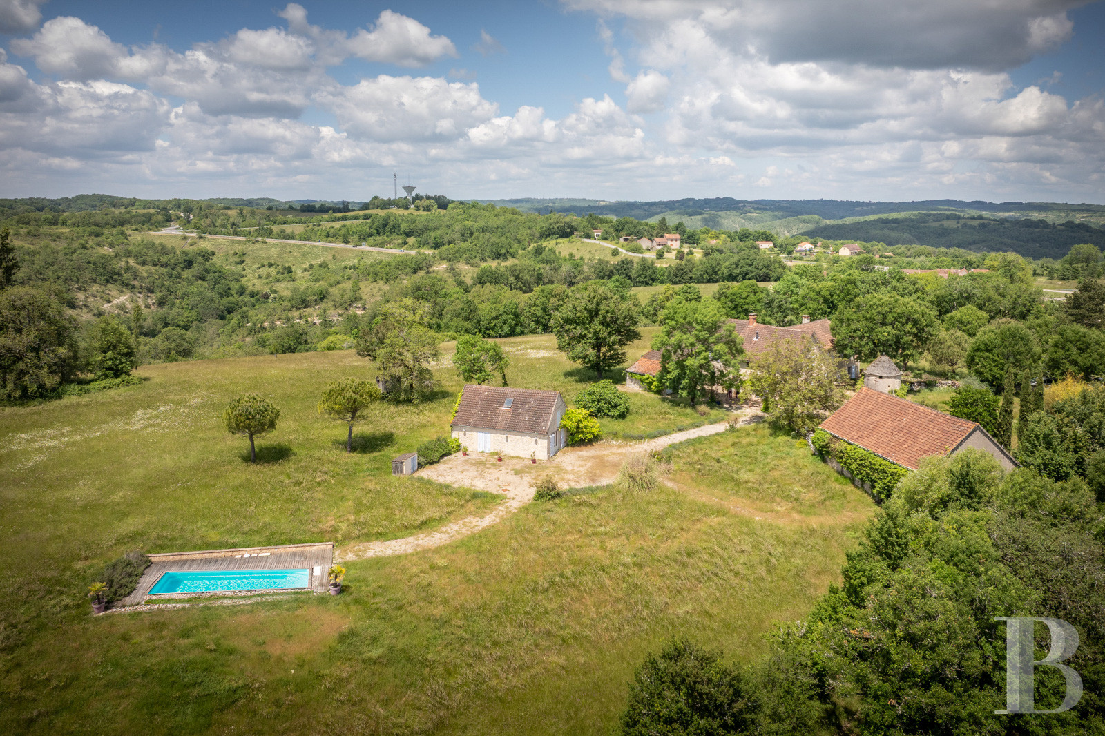 Au sud de la Dordogne et à proximité de Cahors, une ancienne ferme quercynoise au sommet d’une colline - photo  n°30